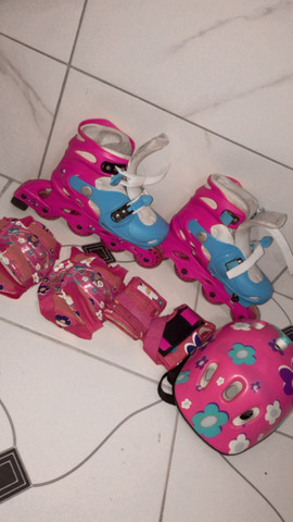Patins rosa e azul com equipamentos - Foto 3