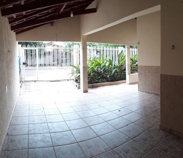 Casa com 4 quartos, área gourmet e terreno nos fundos - Foto 2