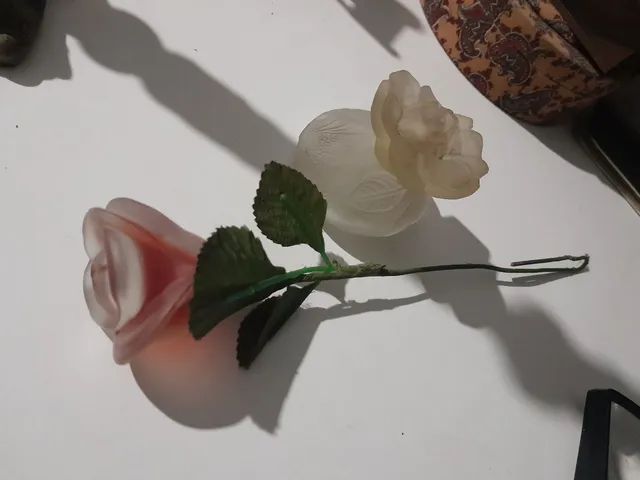 Dois frascos de perfume no formato de um botão de rosa 