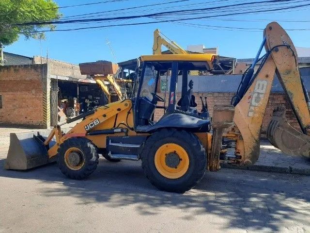 Retroescavadeira JCB 3C Plus 2011 emplacada Traçada 4x4