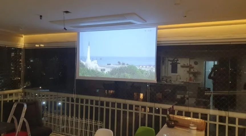 Tela de projeção retratil Silver Cine v6 cine Max de 70"