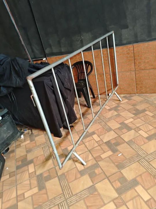 Bebedouro , mesa de inox , separador de público , Puf