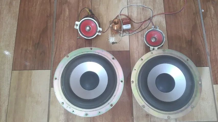 2 alto falantes potentes mais 2 tuits potesntes 
