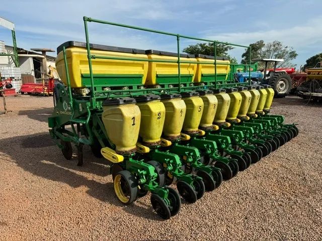 Plantadeira John Deere 1111 ano 2007, 11 Linhas  - Foto 4