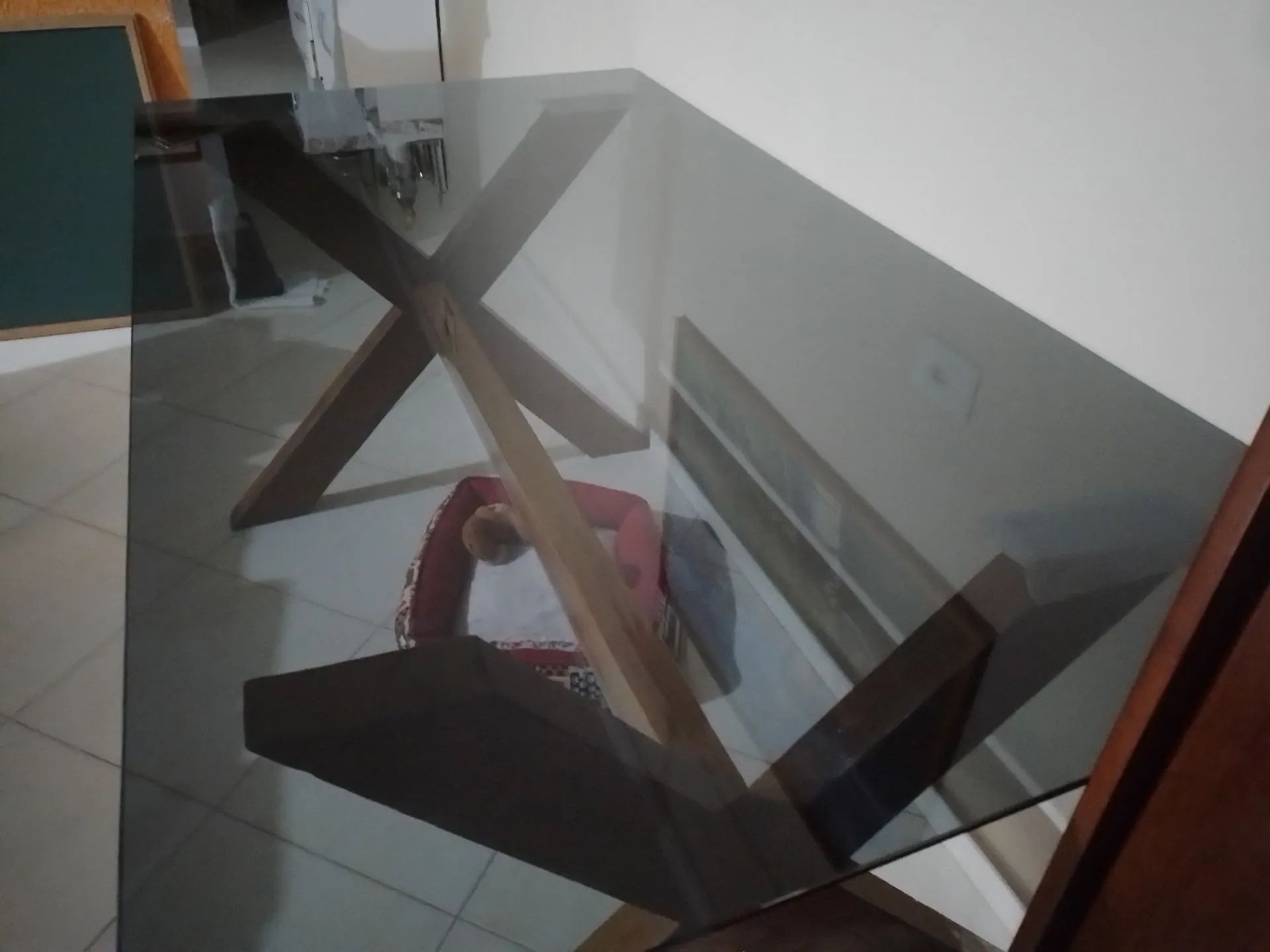 MESA DE VIDRO COM PERNAS DE MADEIRA - Foto 4