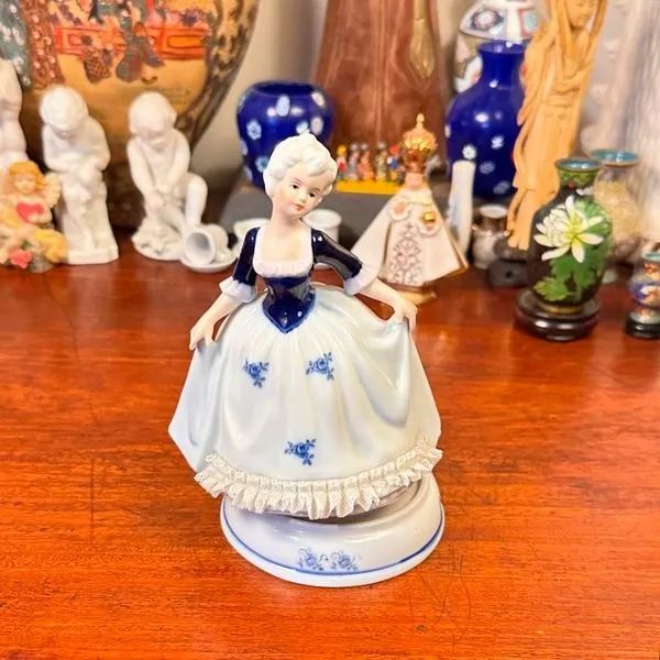 Bibelô em fina porcelana estilo inglês.