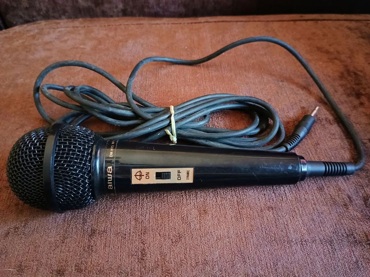 Microfone Dinâmico Aiwa para Karaokê e Música