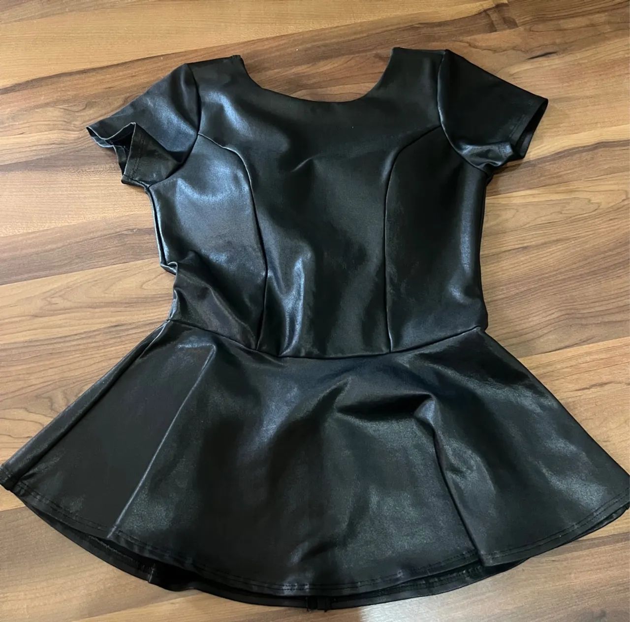 Blusinha courino com babado 