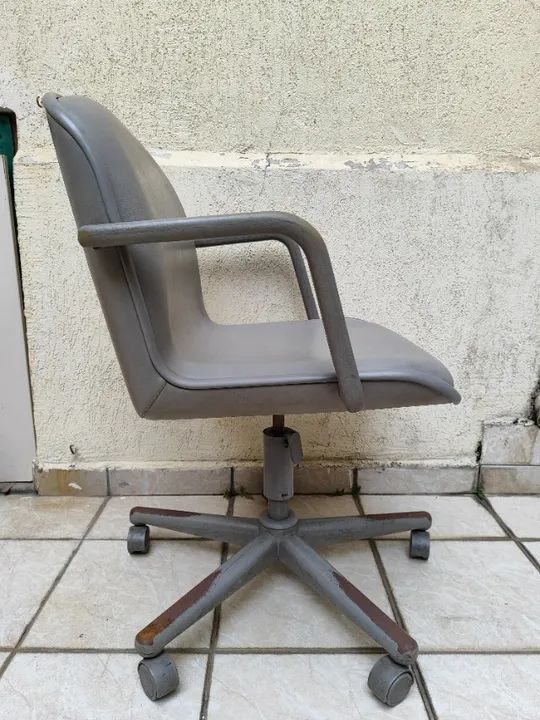 Cadeira Estofada de Couro com Braços e Rodinhas - Escriba - Foto 5