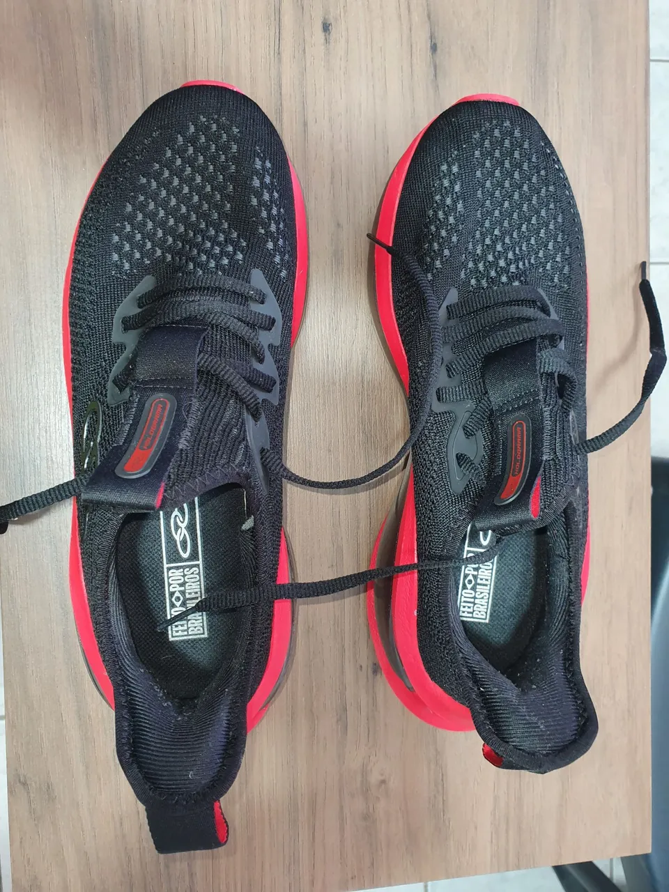 Tênis Olympikus Masculino Preto com Detalhes Vermelhos
