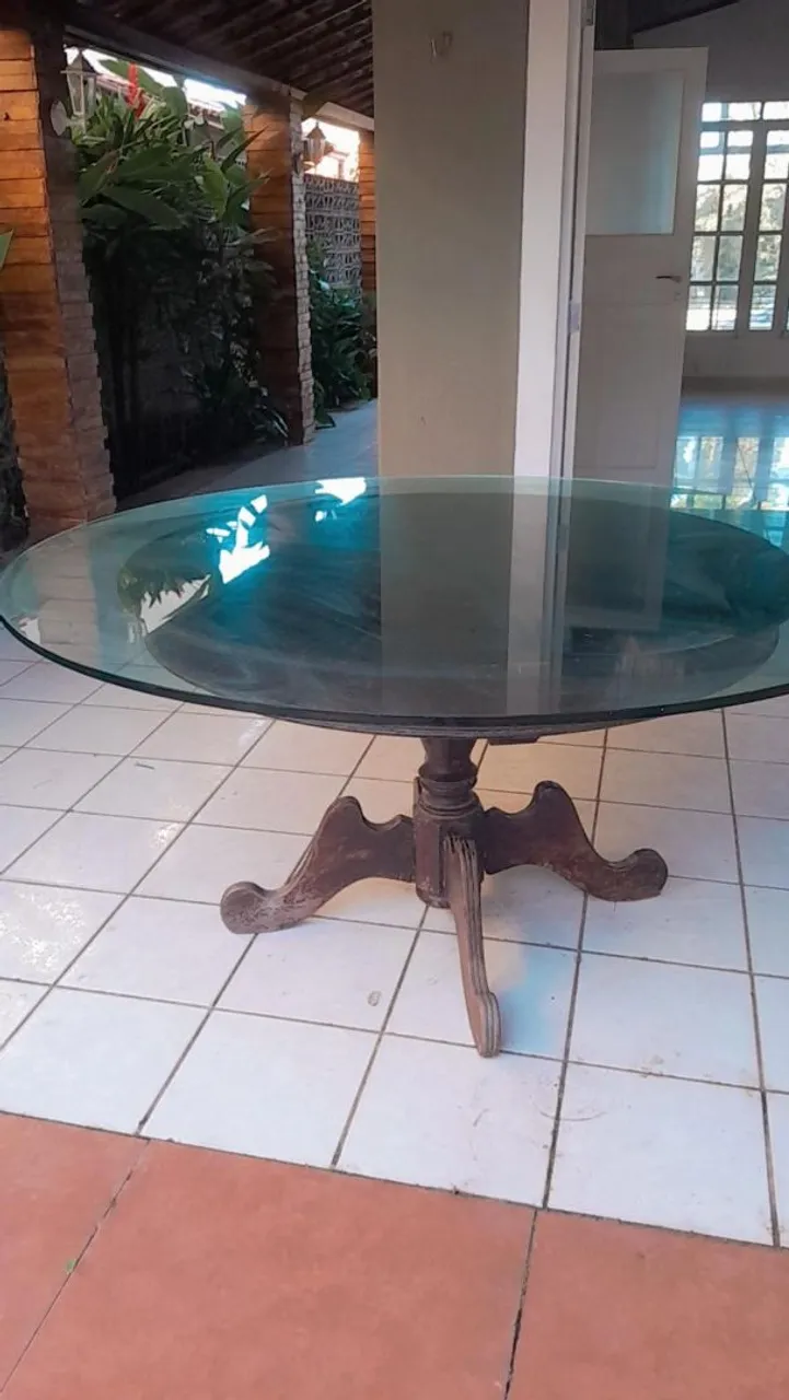Mesa de jantar com tampo de vidro e base de madeira