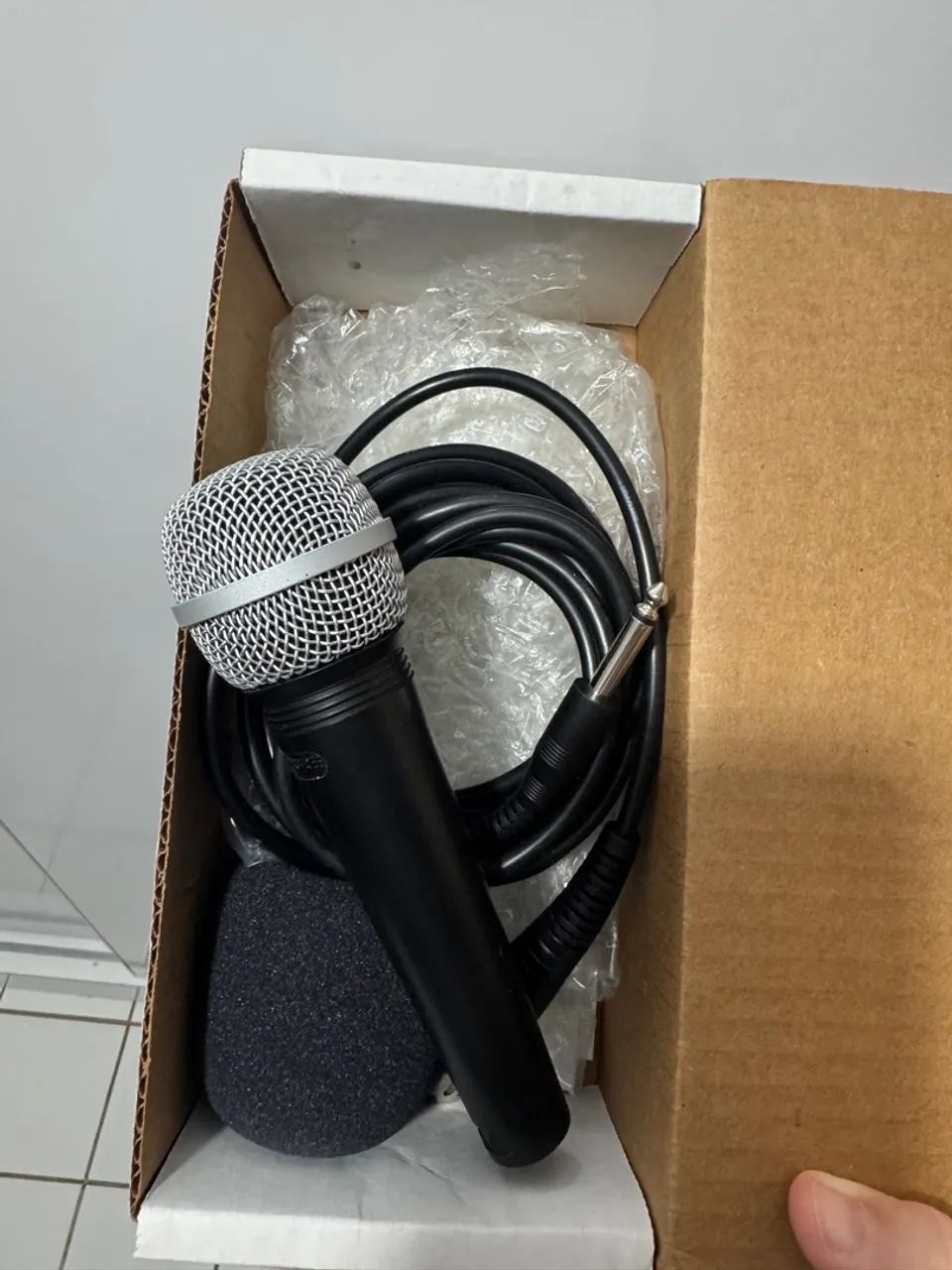 Microfone com Fio Shure SV100 perfeito para Karaokê e Apresentações 