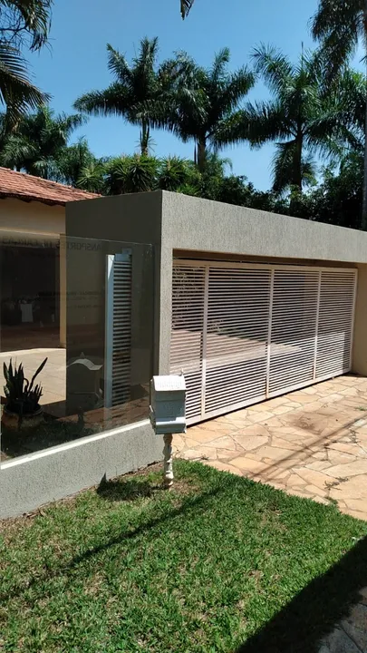 Linda Casa com 04 suítes closets na QI 29 do Lago Sul com área total de 800 m2