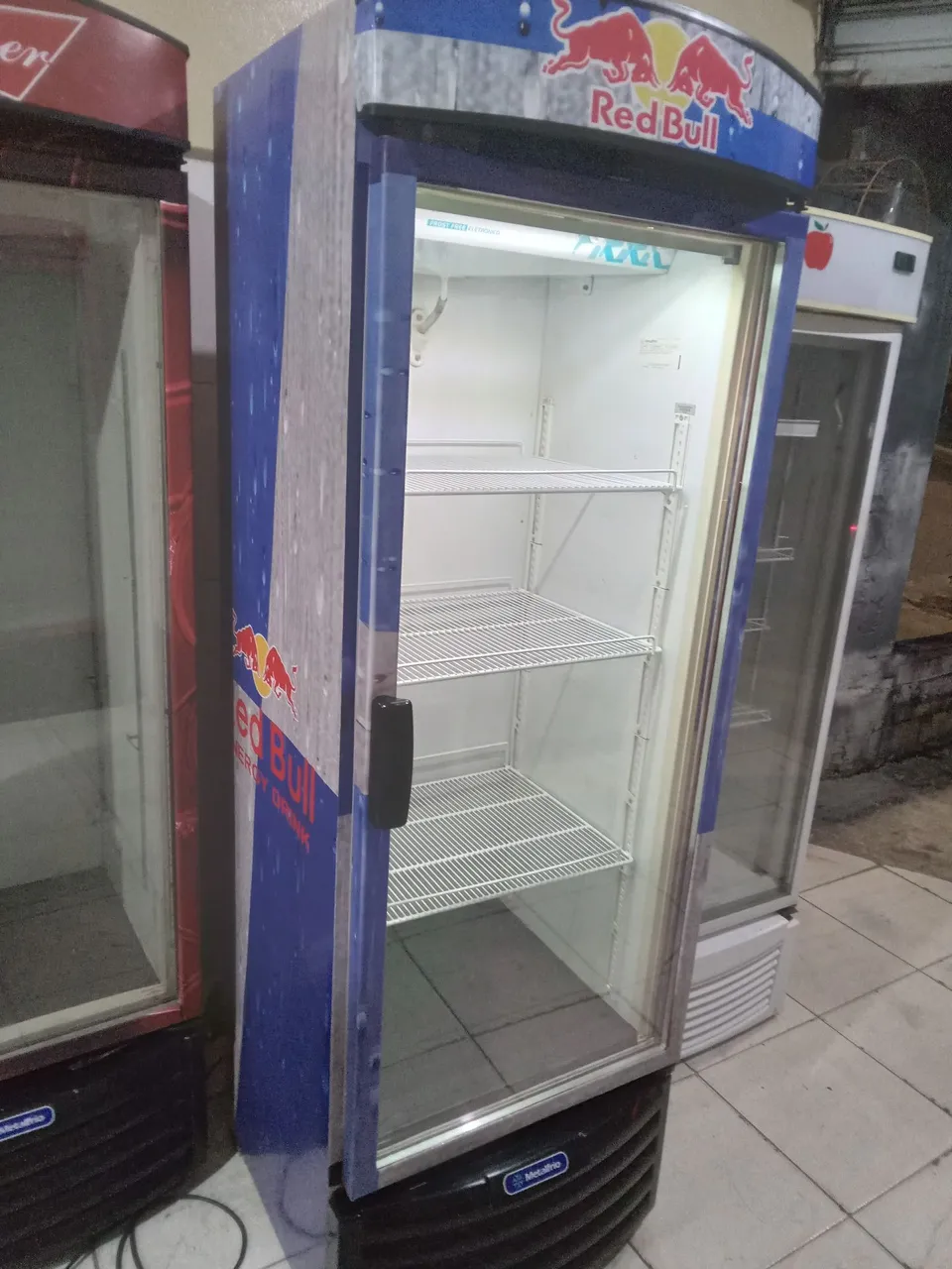 Geladeira Expositora Red Bull metalfrio 