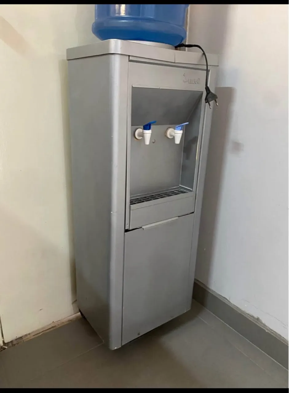 Bebedouro de Água com Design Moderno