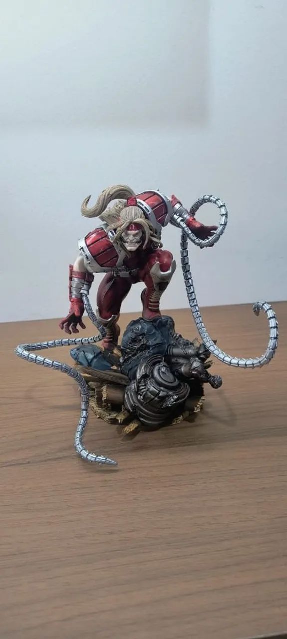 Estátua Ômega Red 1/10 - Iron Studios