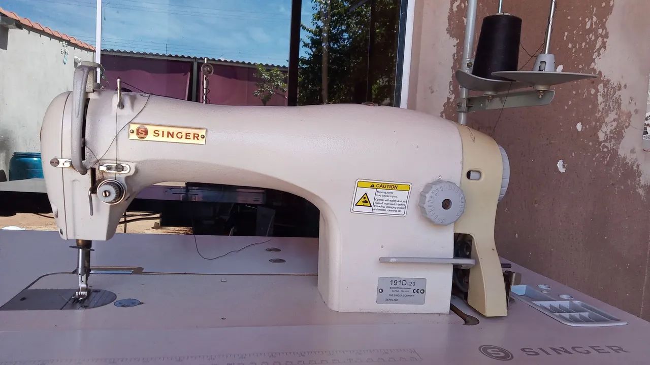 Máquina de costura Singer. - Foto 3