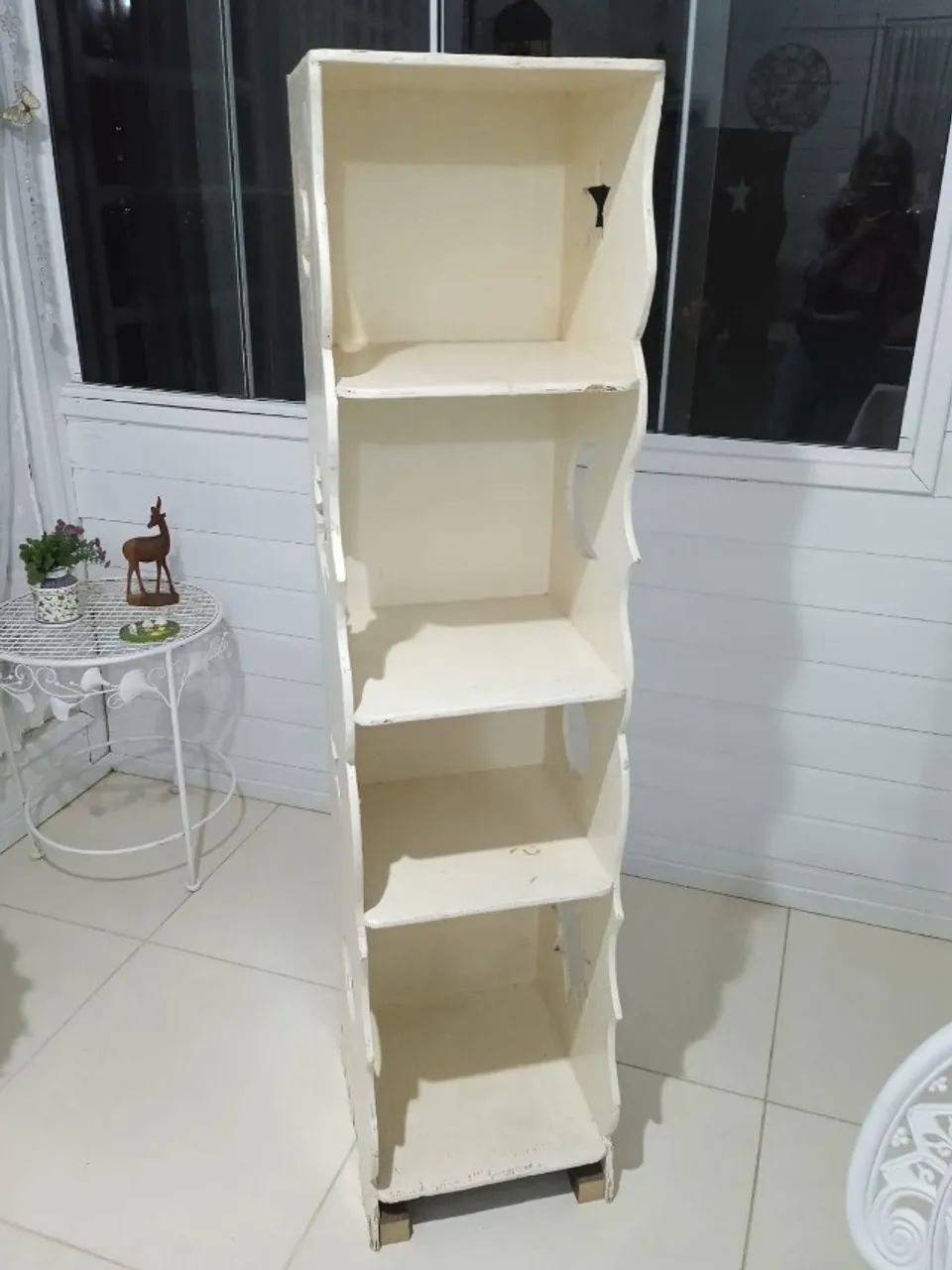 Estante branca sol e lua