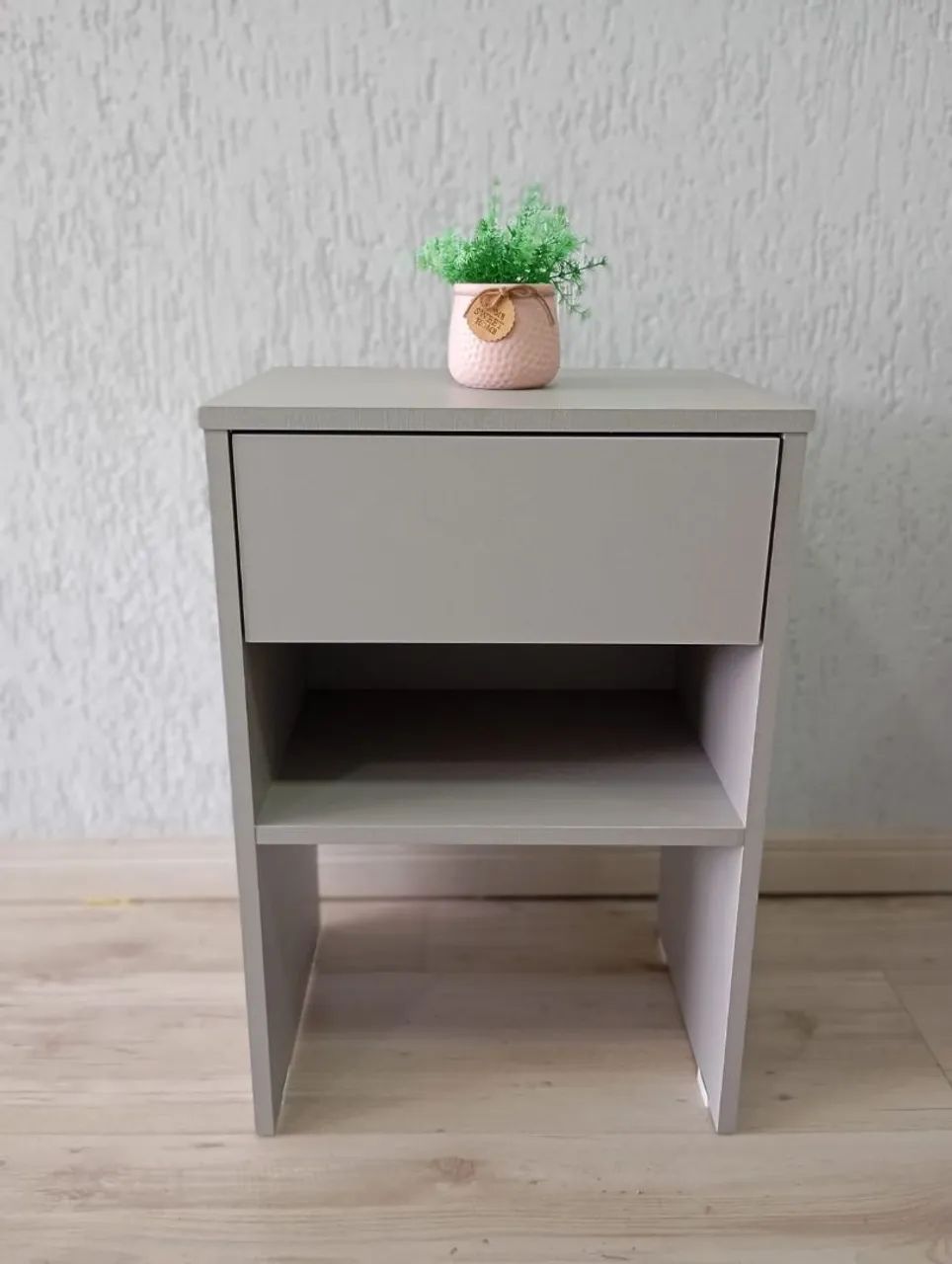 Mesa de Cabeceira com Gaveta e Prateleira