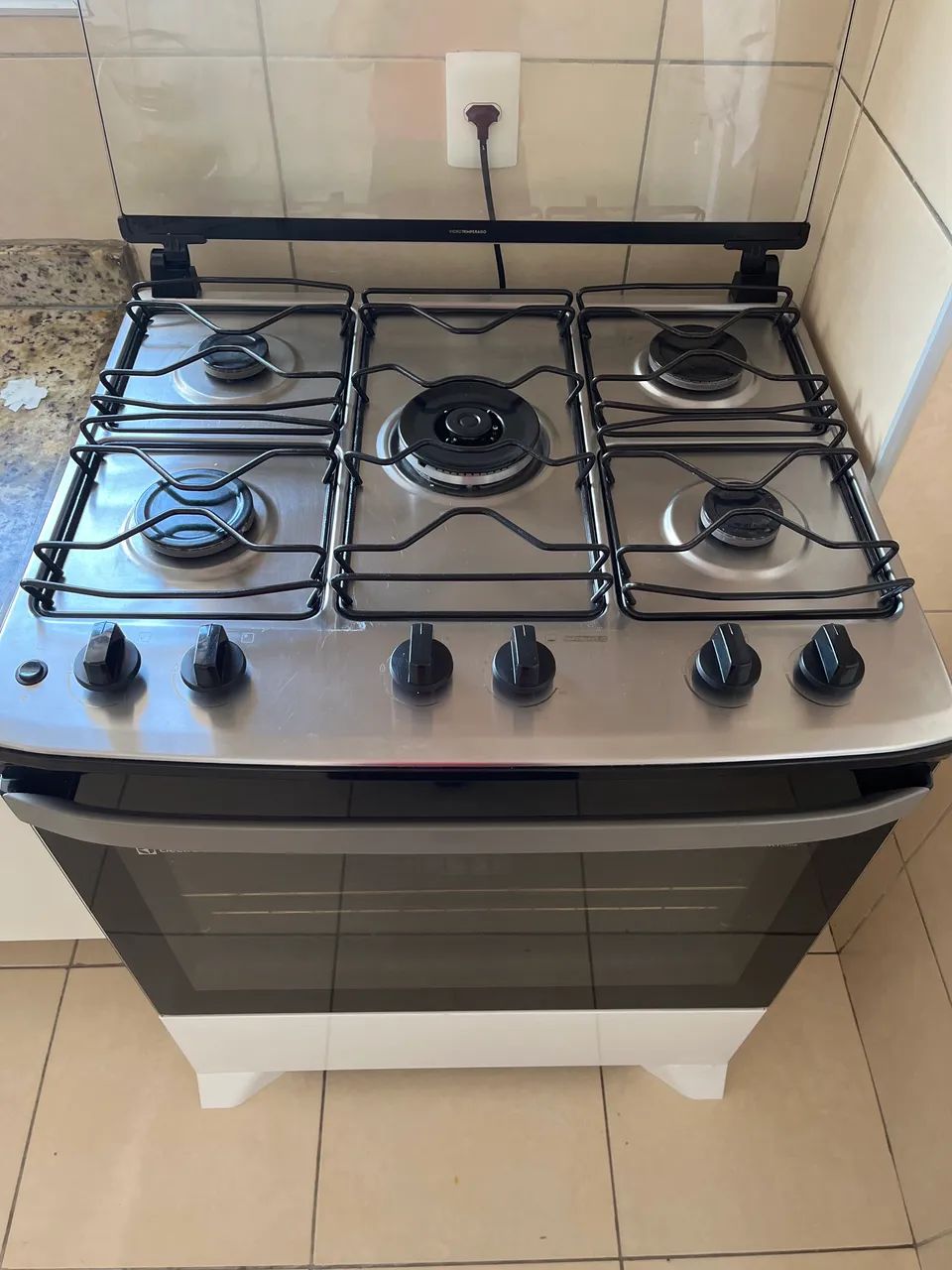 Fogão 5 bocas Eletrolux Perfect Cook. Branco e mesa Inox.