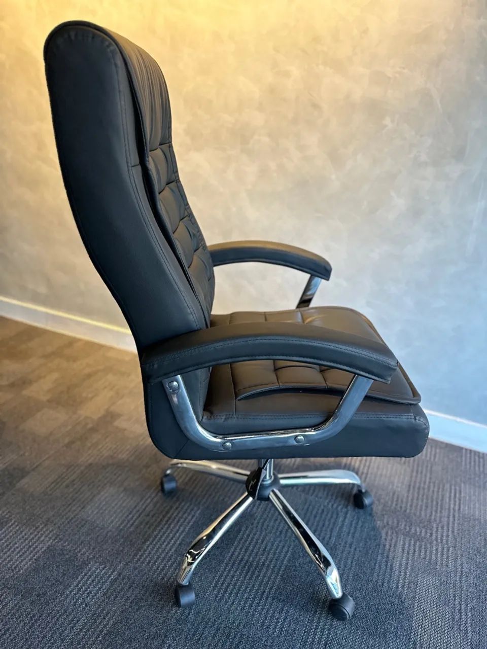 CADEIRA PRESIDENTE COM MOLAS ENSACADAS LUXO NOVA DE FÁBRICA  - Foto 2