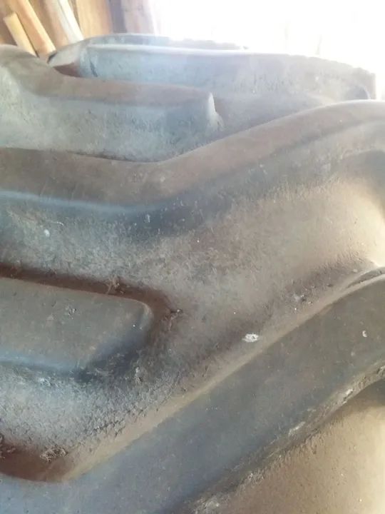 Pneu pirelli 28L26 semi novo