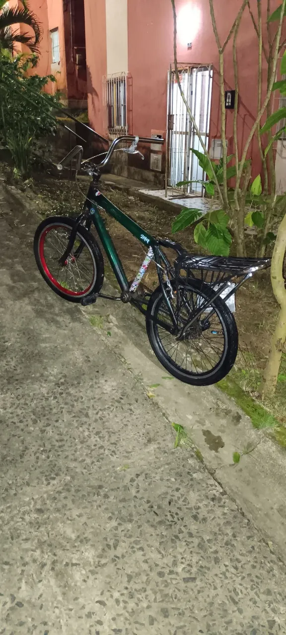Bicicleta Verde aro 20 motadinha