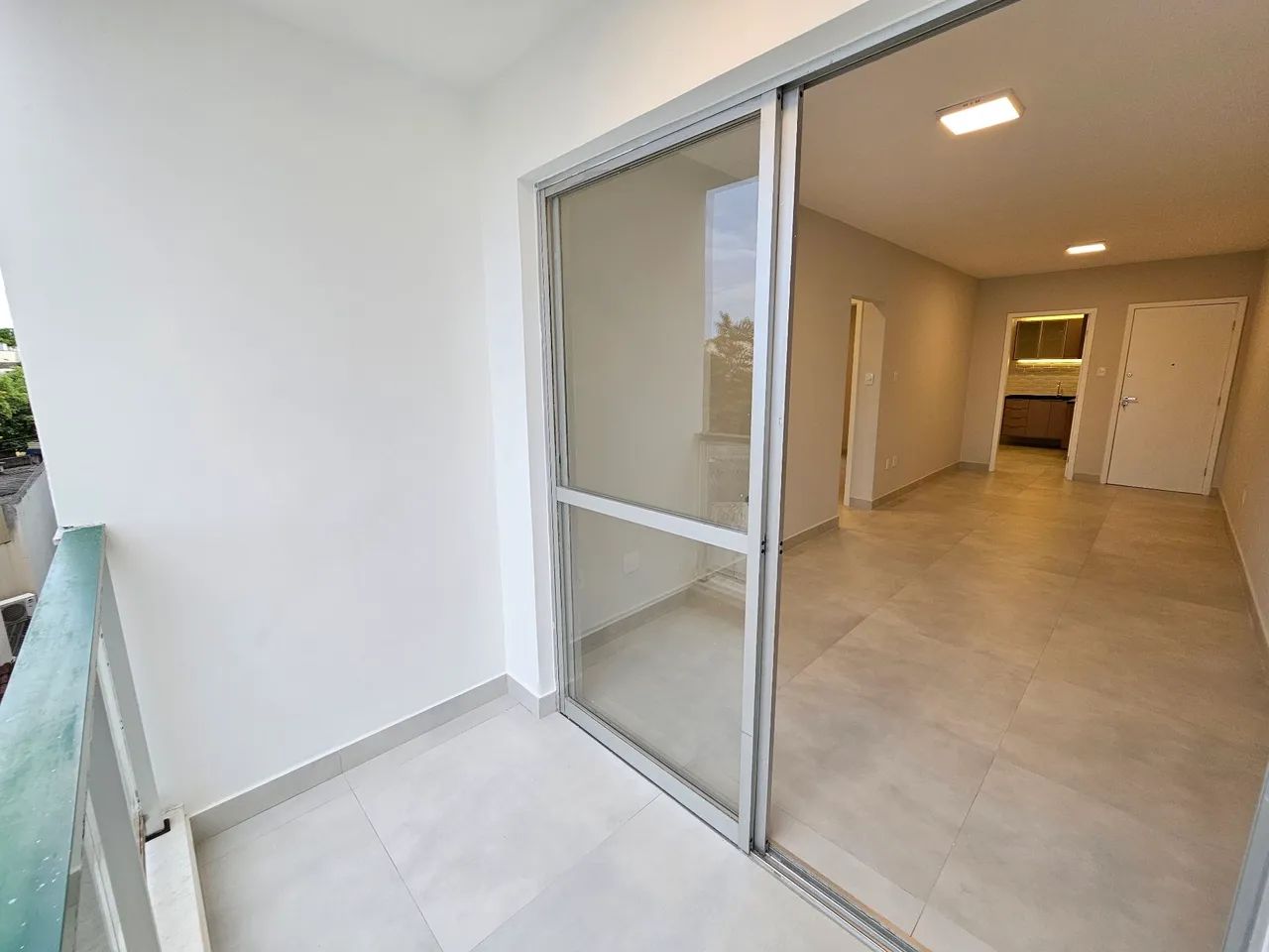 Lindo 2 quartos, 2 banheiros, elevador, varanda, sol da manhã, completamente reformado - Foto 12