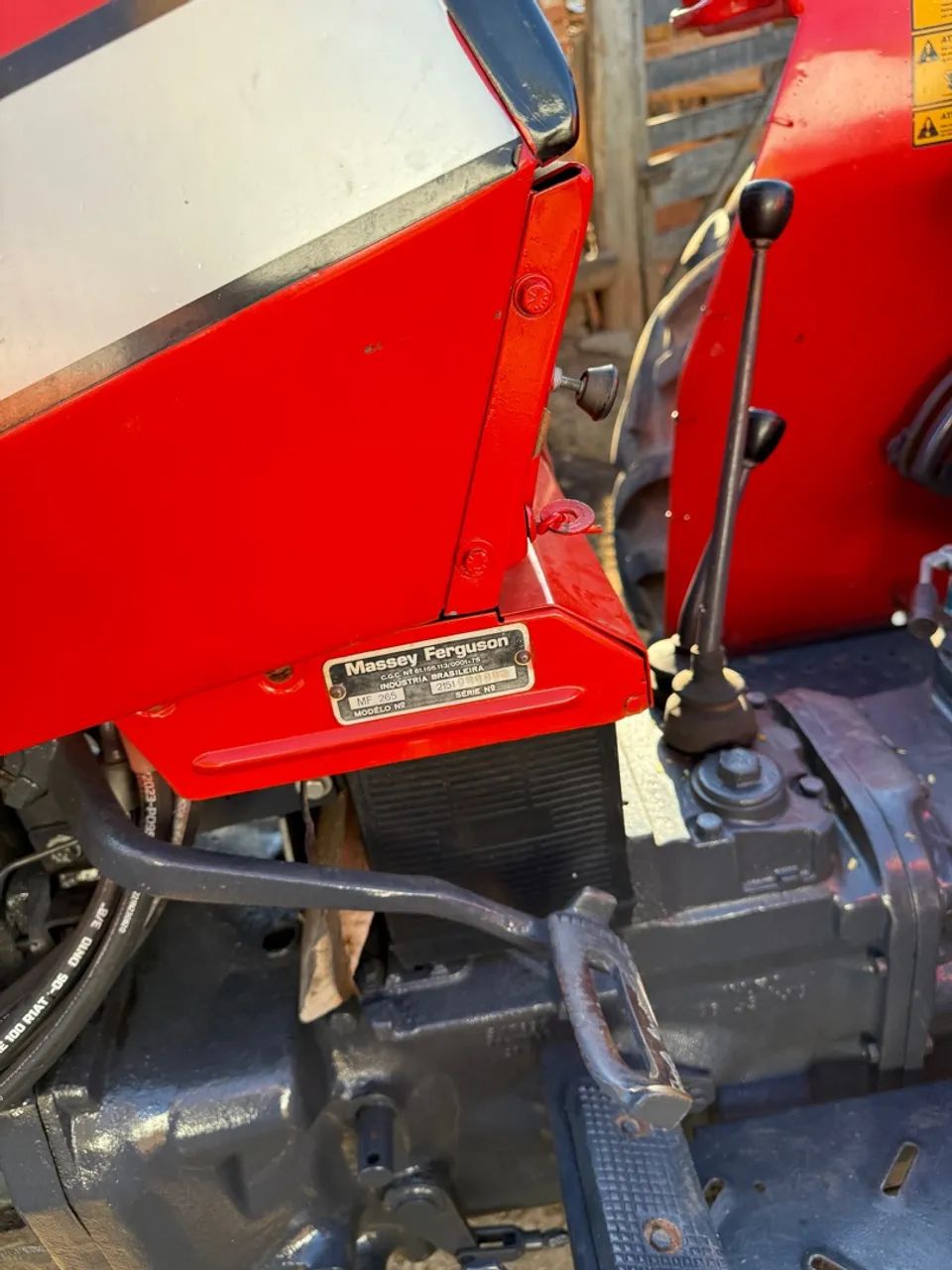Trator Massey Ferguson 265 com direção hidráulica e freio banhado comando  - Foto 5