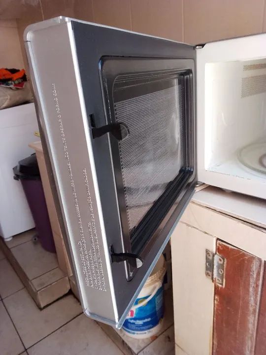 Micro-ondas Electrolux - com grill Usado - Foto 2