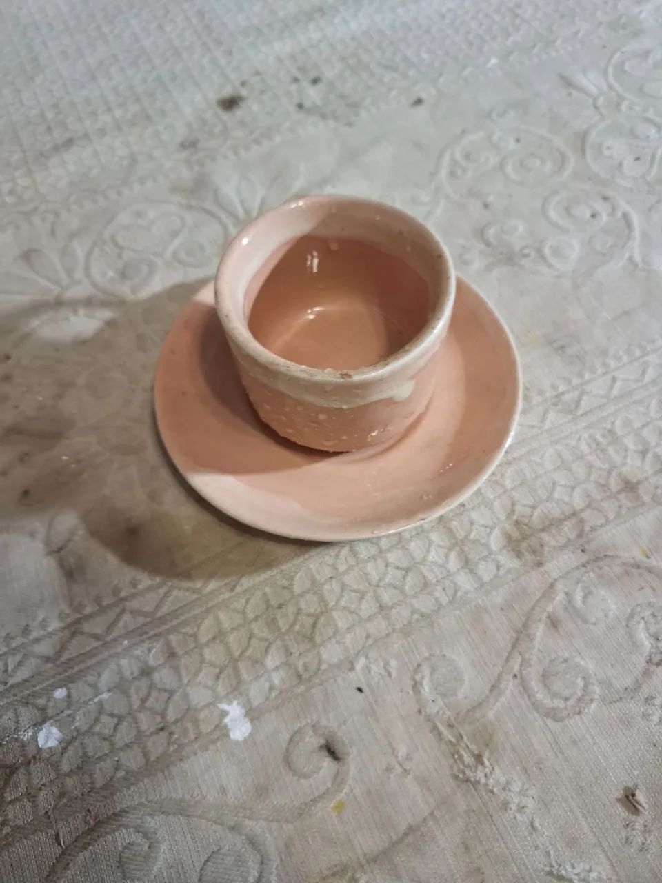 Xícara de cerâmica rosa artesanal com pires