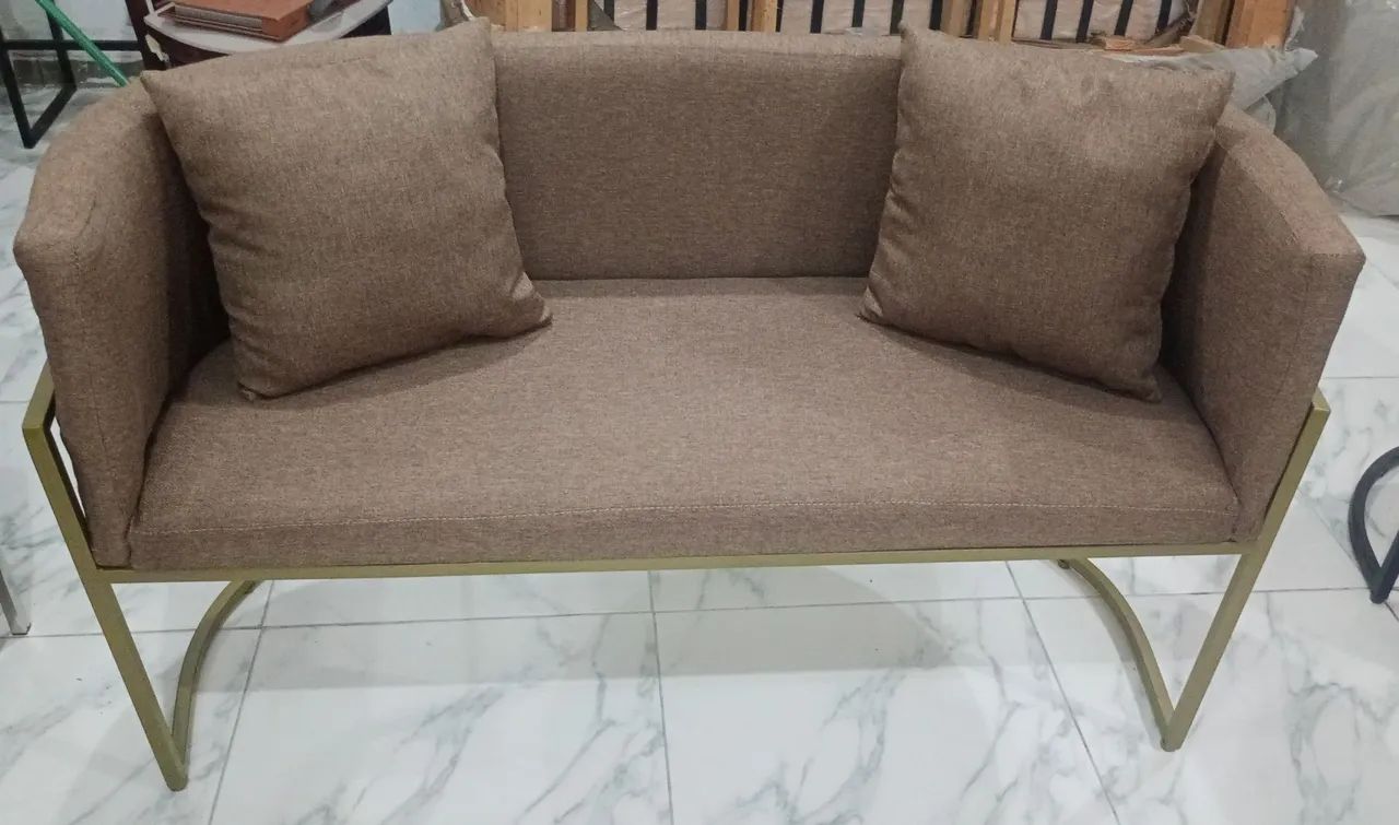 Sofá de 2 lugares com estrutura em metal dourado