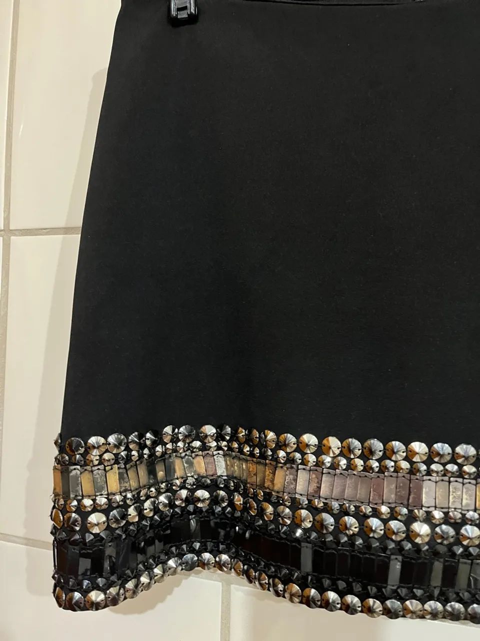 Saia preta com detalhes em pedraria e miçangas  - Foto 3