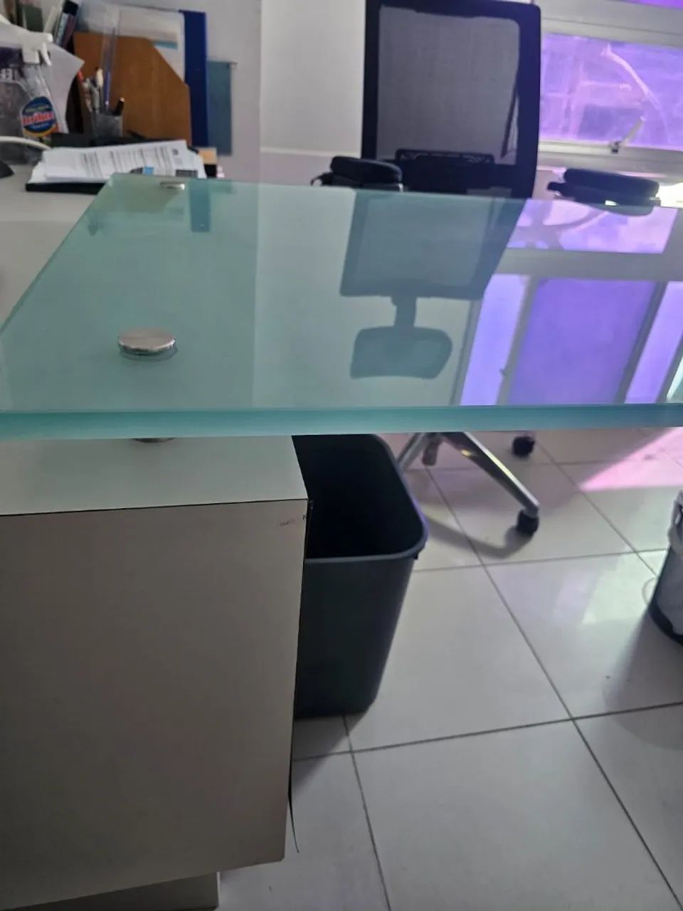 Mesa de vidro com gaveteiro - Foto 2