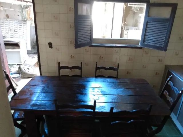 Mesa de Madeira com 6 Cadeiras - Foto 2