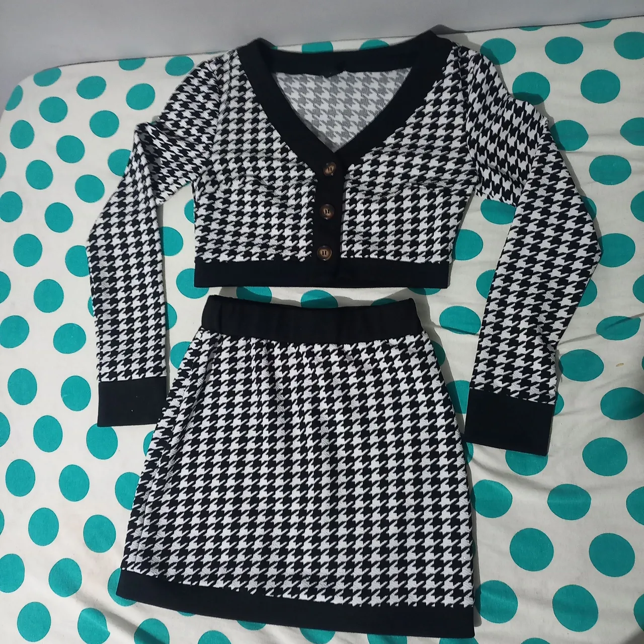 Conjunto cropped e saia xadrez