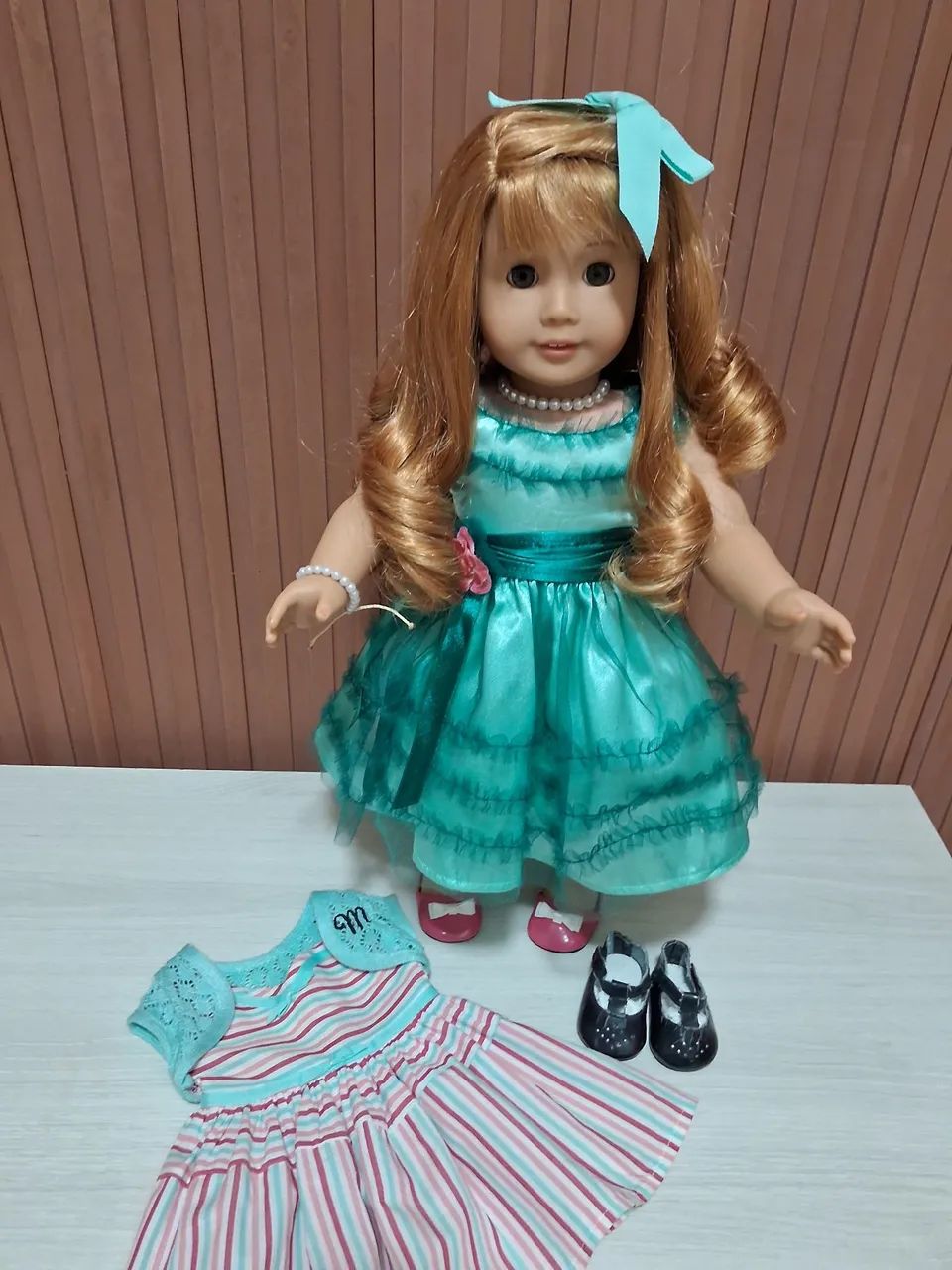 Boneca american gilr com roupinhas extra