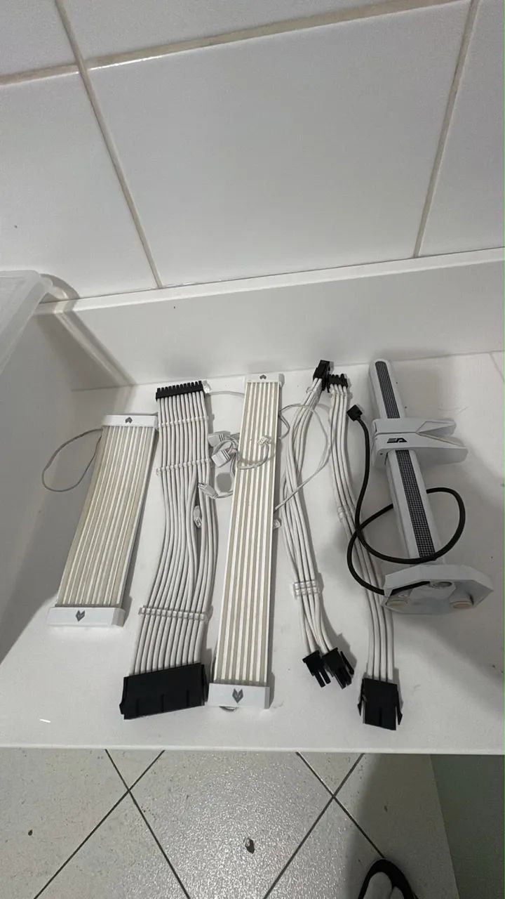 Kit cabos ARGB ATX white e suporte placa de vídeo usados