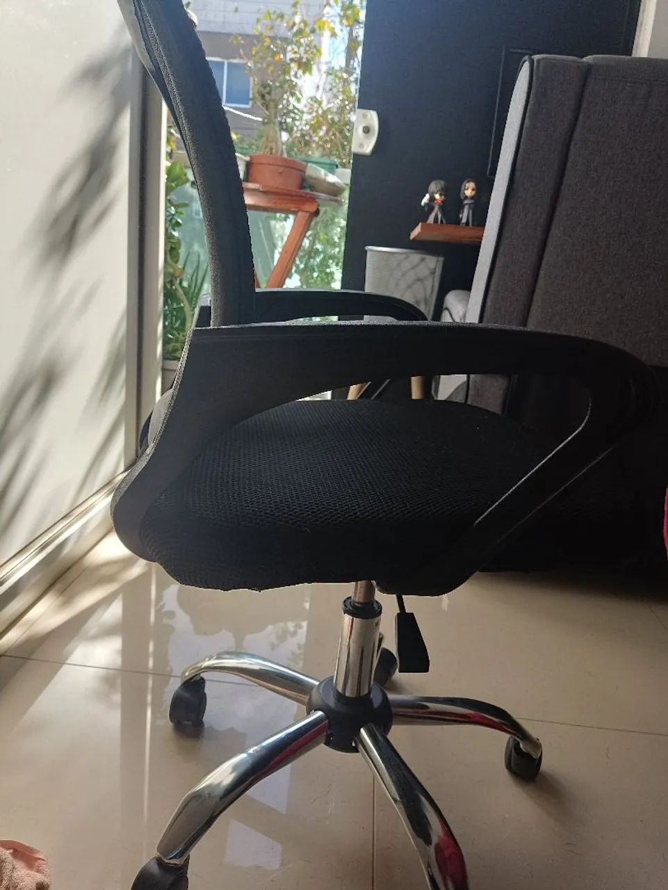 Cadeira Escritório Preta Estofado Base Giratória Tela Mesh - Foto 2