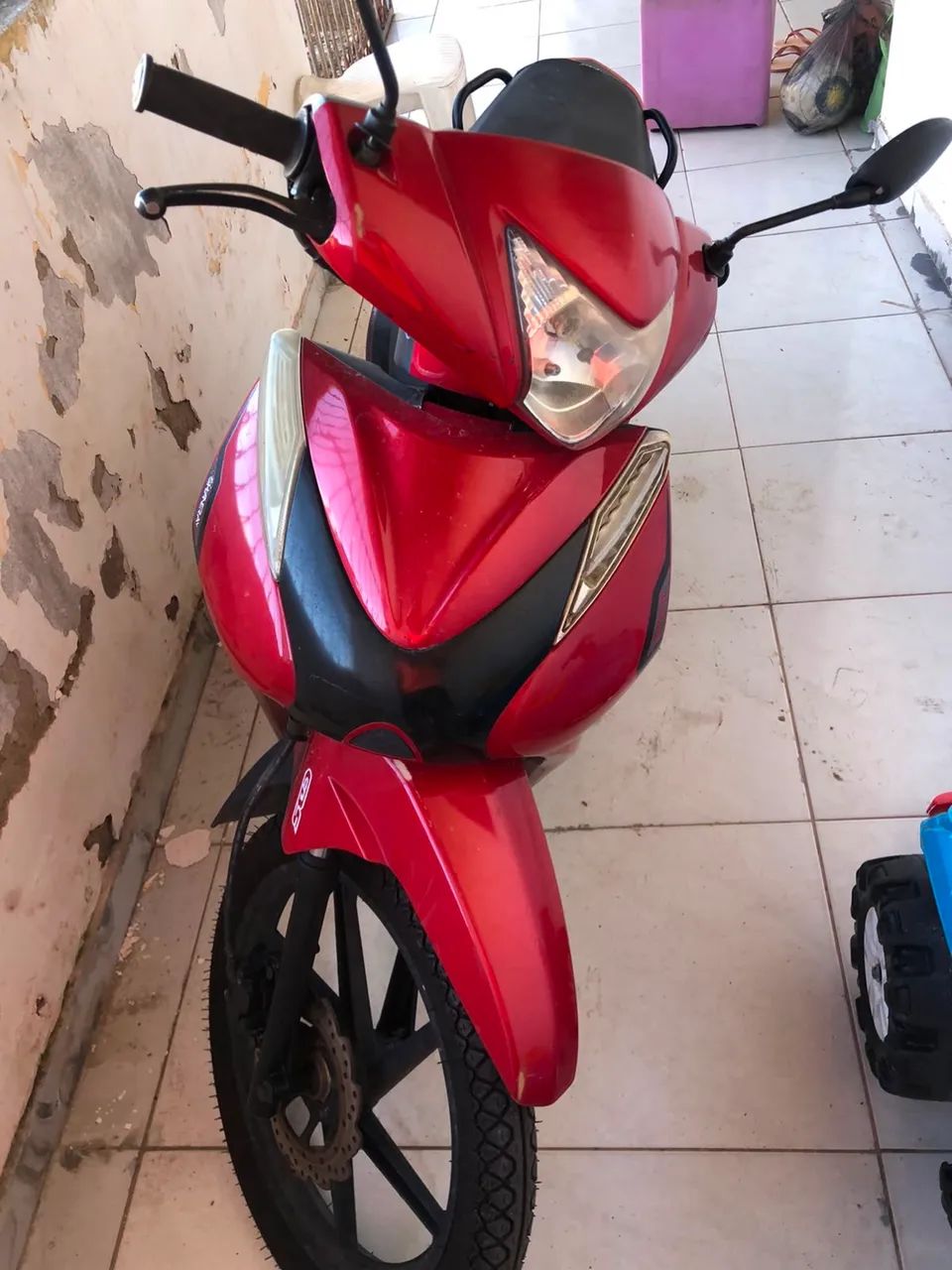 Vende se moto está com $516 de placa E precisa de uma revisão 