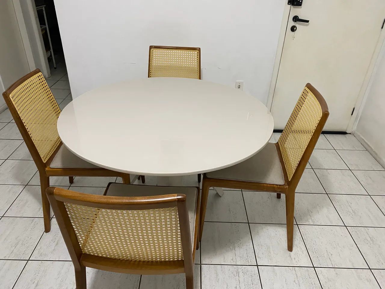 Mesa de Jantar Redonda com Tampo de Vidro e 4 Cadeiras