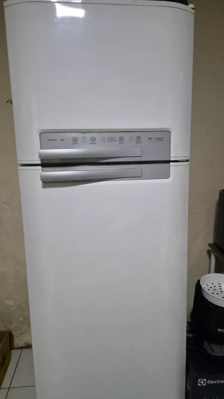 Geladeira ELETROLUX com DEFEITO 