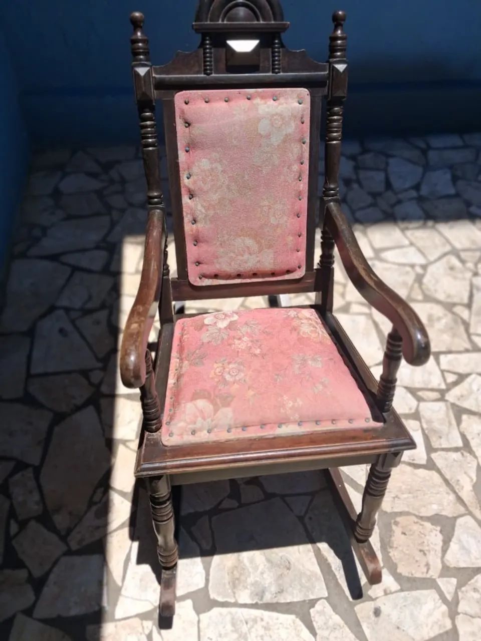 Cadeira de Balanço Antiga em Madeira Maciça - Estilo Colonial / Vintage - Foto 2