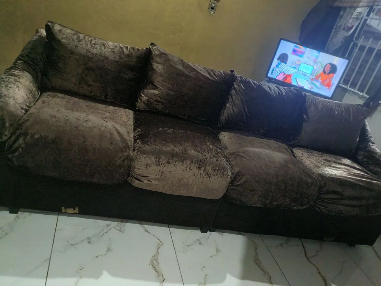 VENDO SOFÁ SEME NOVO, EM VELUDO  - Foto 4