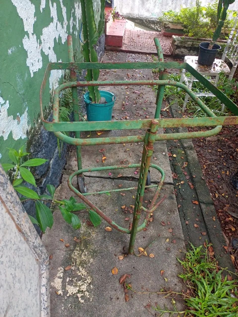 Carrinho para churrasqueira precisa pintura e a cupla