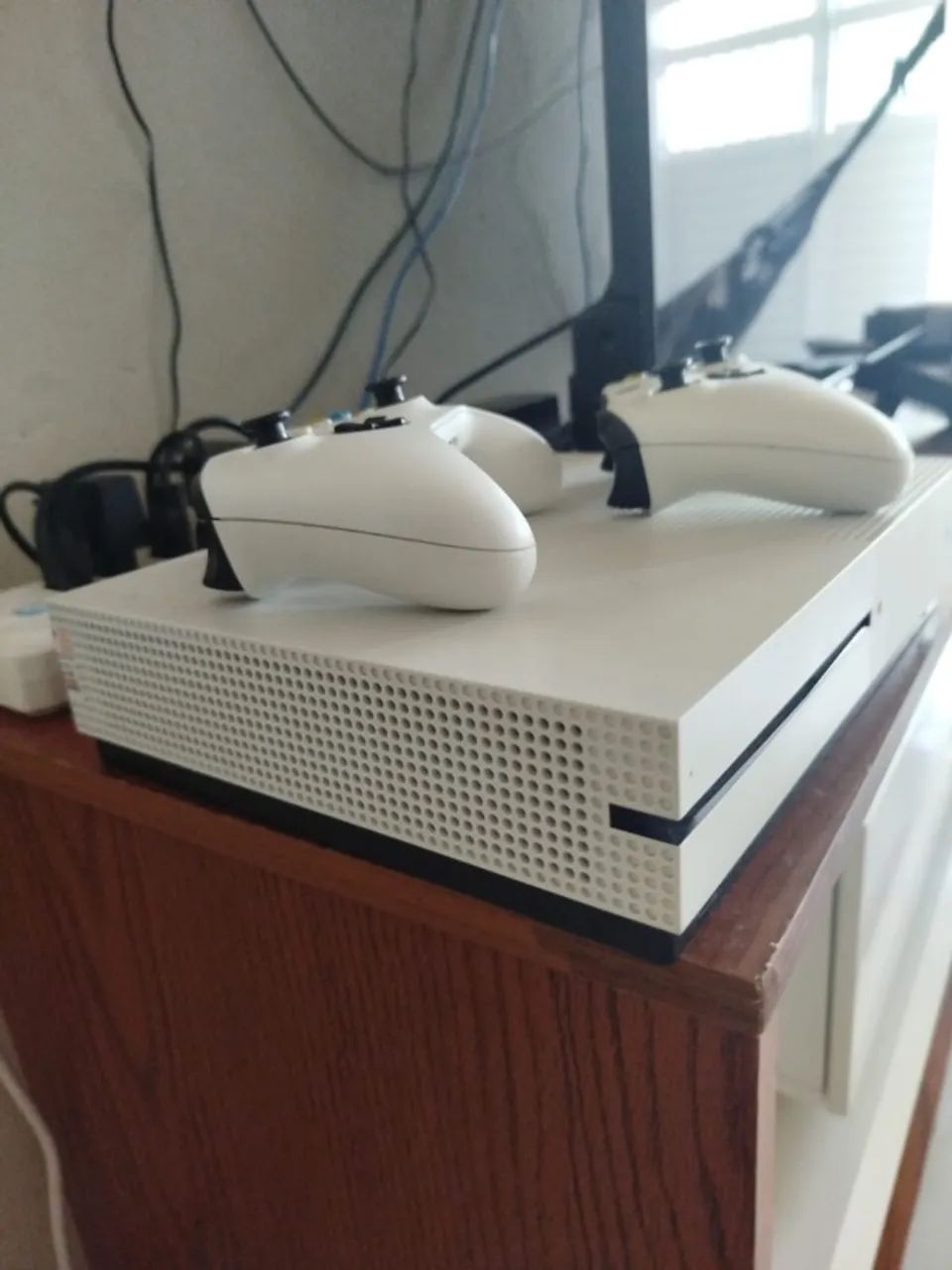 Xbox one S conservado, com dois controles.  - Foto 2