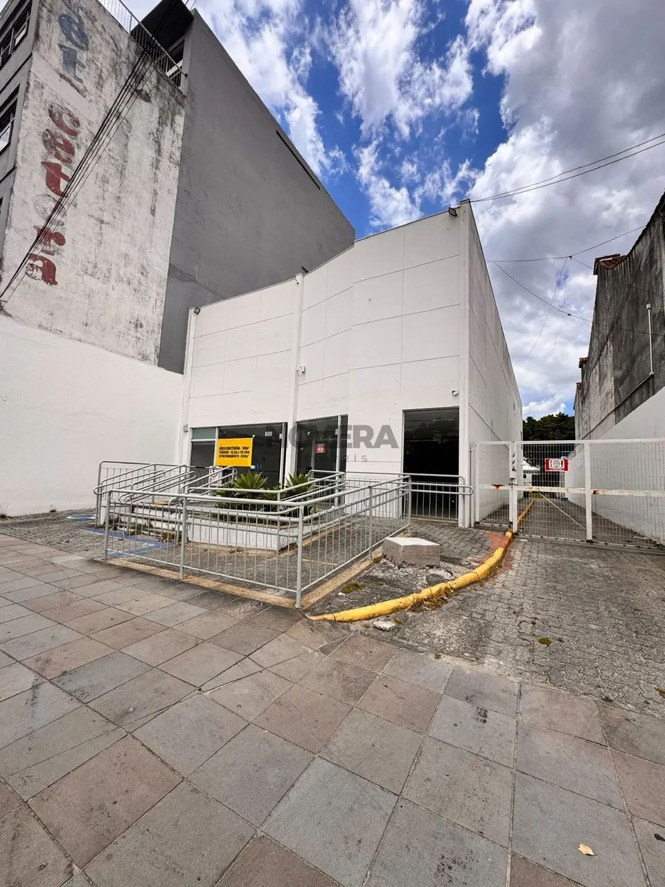 Prédio comercial com estacionamento ideal para investidores - Foto 3