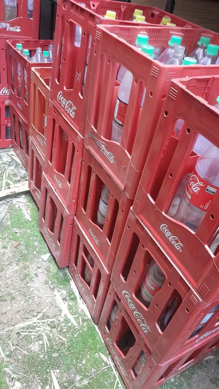 Vasilhames de coca-cola 2 litros vazio com a caixa! - Foto 3