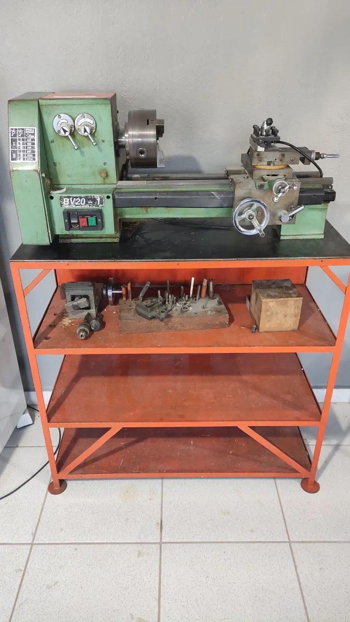 Vende-se torno de bancada semi novo.