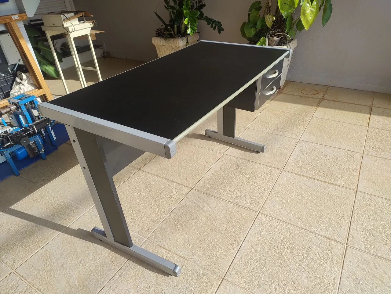 Mesa Escrivaninha Preta com Pés em Aço - Foto 2